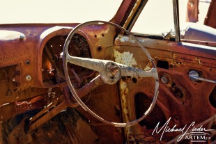 Australien Autowrack im Outback Hermansburg 
